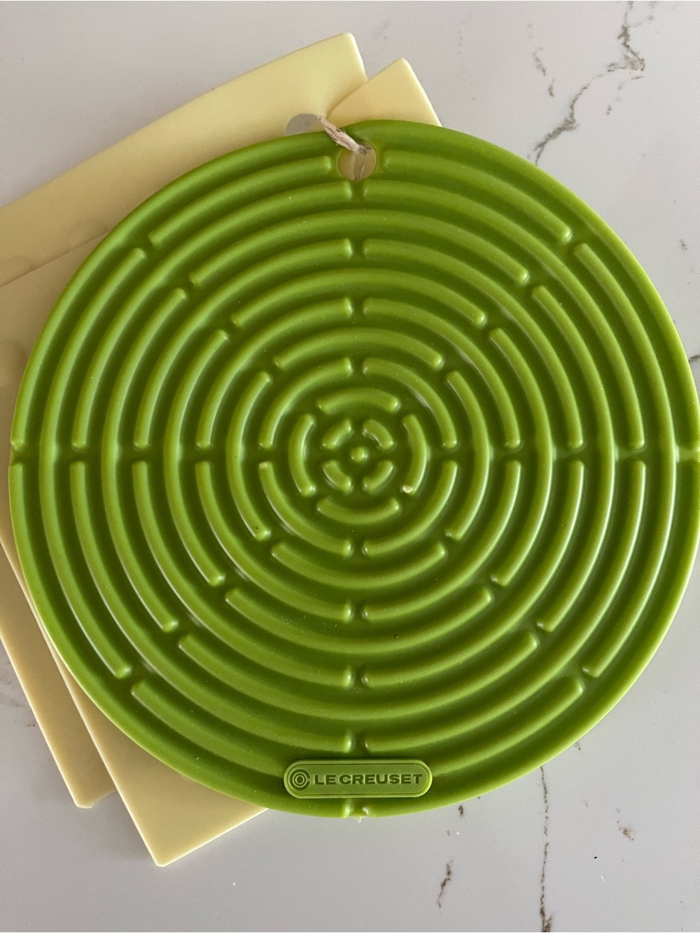 Le Creuset Green Silicone Trivet Pot Holder Set With Cream Silicone Mats